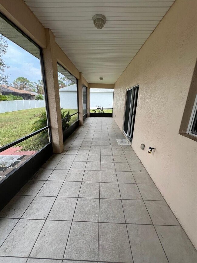 Building Photo - North Port home