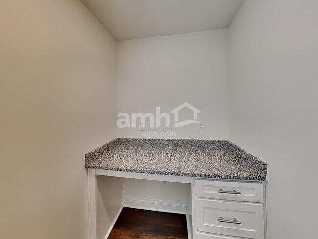 Building Photo - 572 Smt Vw Ln