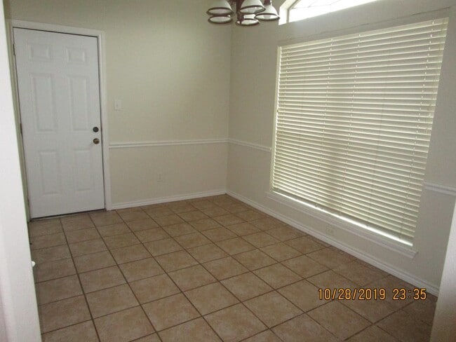 Building Photo - College Station - Spacious 3 bedroom/ 3 bath duplex off Graham Rd