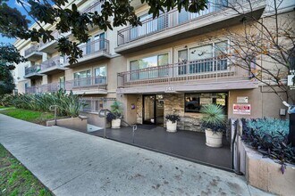 Building Photo - Beautifully Remodeled 1 Bed / 1 Bath with In-Unit Laundry + 3 Parking Spaces