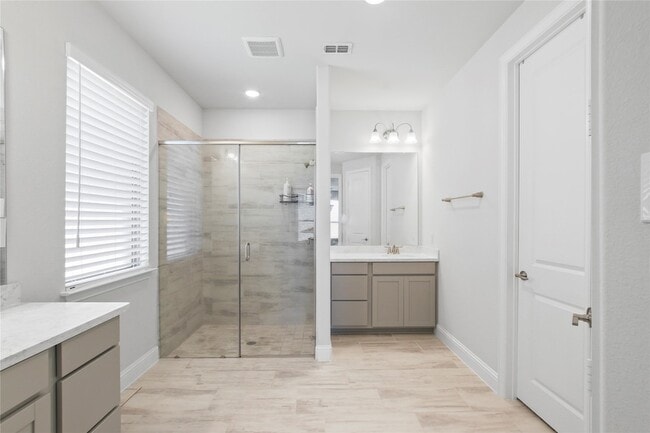 Building Photo - 3121 Sunnyside Dr