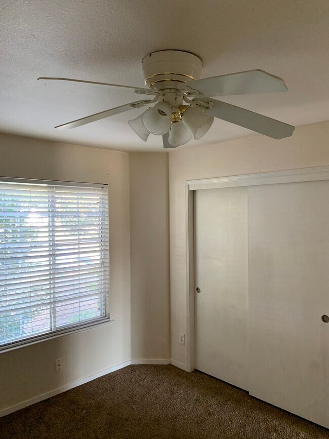 Building Photo - 3 Bedroom 2 Bath Home