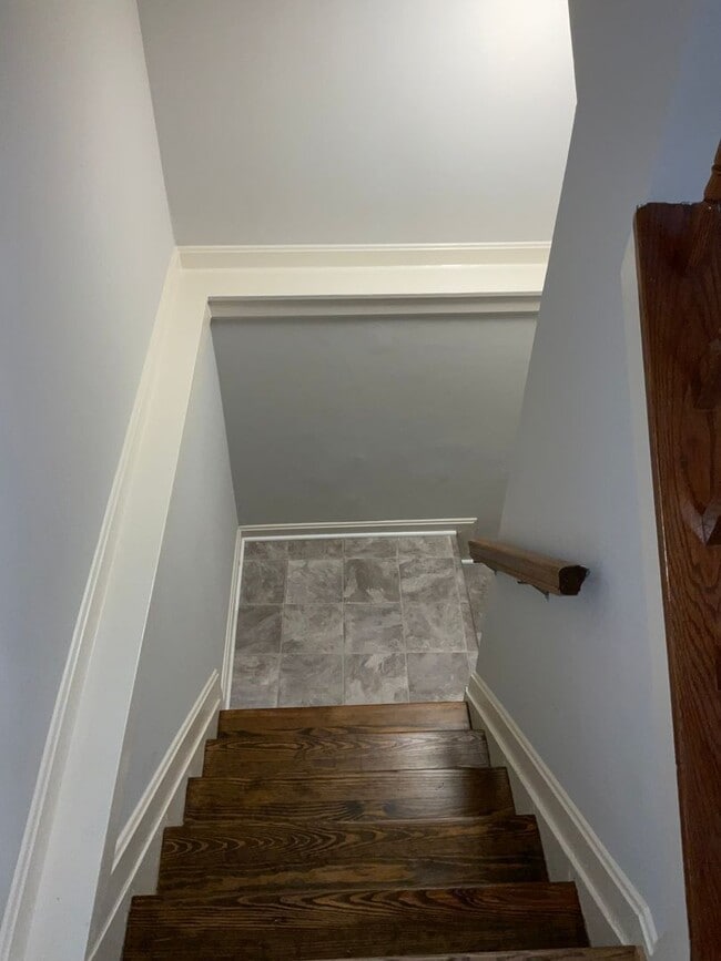 Building Photo - Very clean and well maintained 3BR 2.5BA single family home with large rear deck and 1 car garage