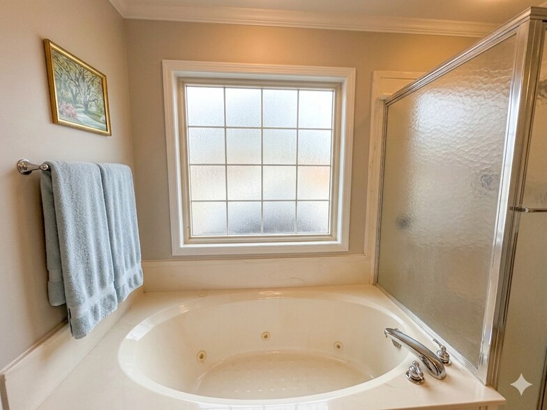 Primary Bath - 4019 Windswept Dr