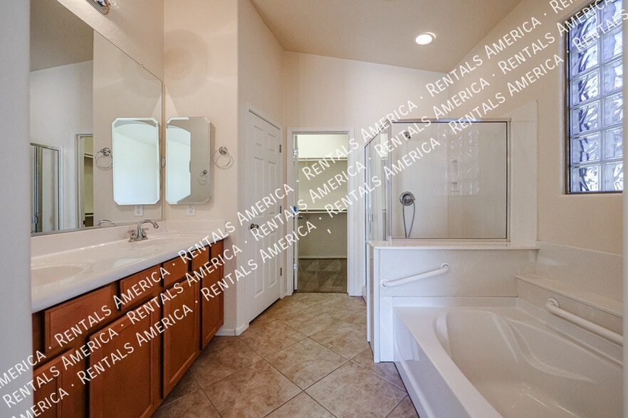 Building Photo - 4325 W Powell Dr