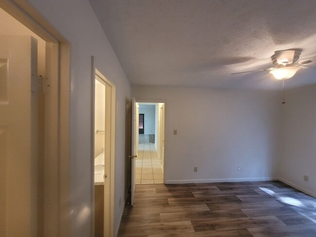 Building Photo - 2 bedroom Ground Floor!