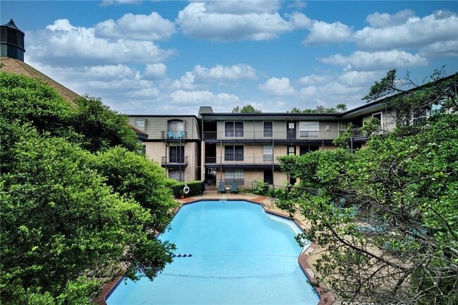 Building Photo - 2425 Ashdale Dr