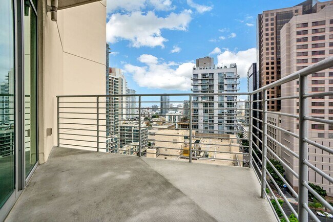 Building Photo - Gorgeous downtown unit! Views from every room!