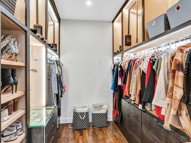 Building Photo - 8635 San Leandro Dr