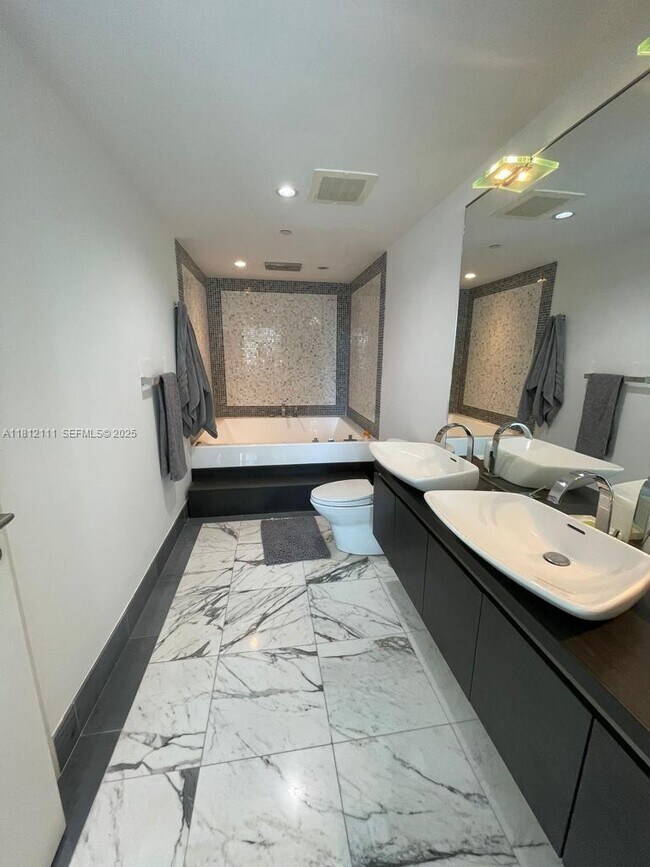 Building Photo - 200 Biscayne Boulevard Way