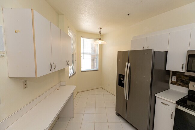 Building Photo - 12040 Summergate Cir