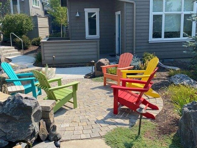 Building Photo - Furnished West Bend Home Available May-November