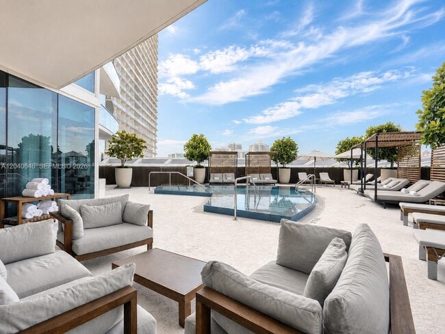 Building Photo - 17001 Collins Ave