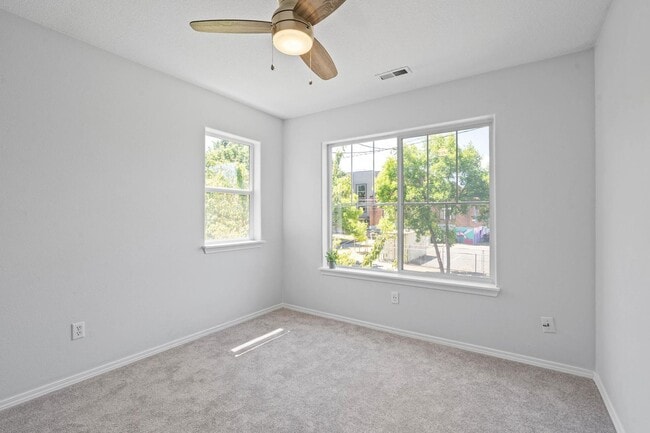 Building Photo - Lovely 3-bdrm/2-bath thin house in Portsmouth. Fenced backyard w/ deck, 1-car garage