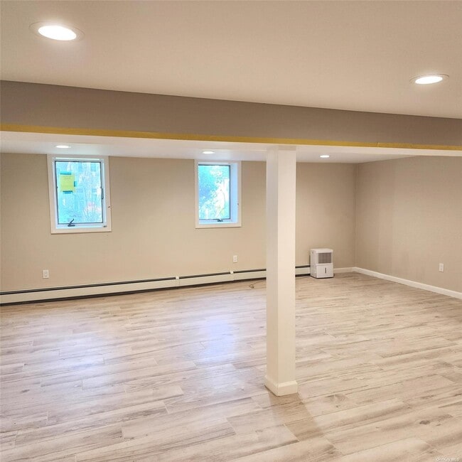 Building Photo - 384 Soundview Dr