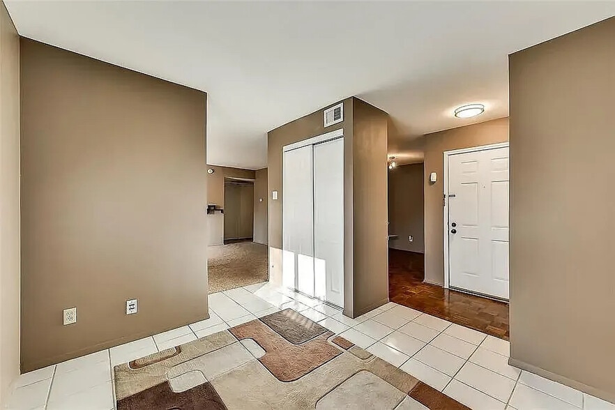 Building Photo - Room in Condo on Skillman St