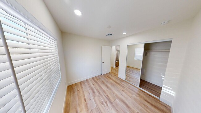 Building Photo - Newly Renovated 5 bedroom house!
