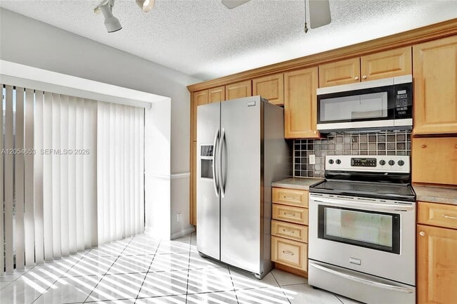 Building Photo - 4615 Carambola Cir S