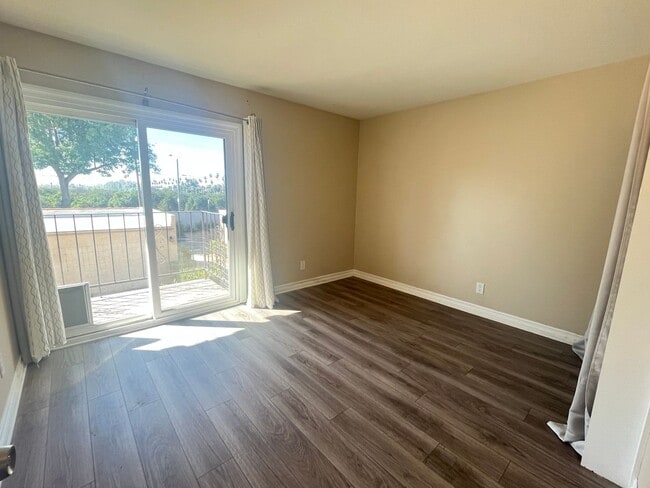 Building Photo - Spacious 3 Bedroom, 2.5 Bath Condo in a Beautiful Park-Like Community