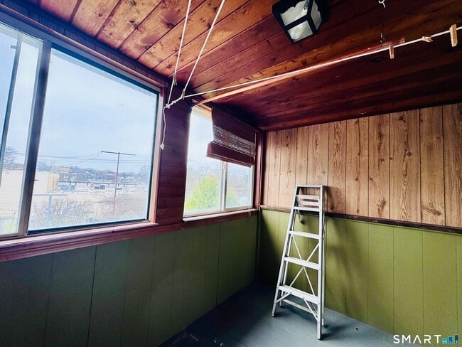 Building Photo - 47 Clover St