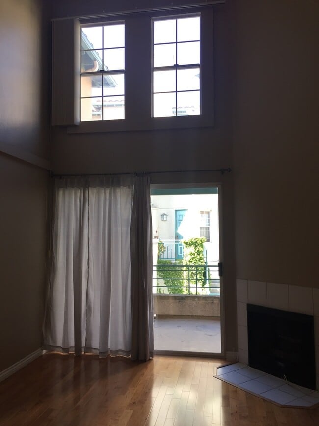 Building Photo - Large Condo with 2 bedrooms, 2 baths
