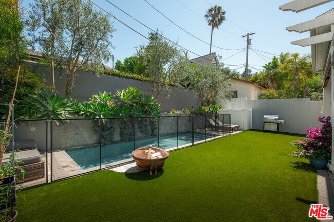 Building Photo - 12142 Hollyglen Pl