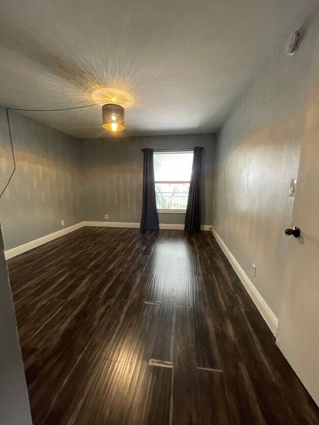 Building Photo - Charming Apartment in Fort Lauderdale