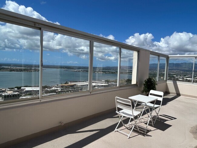 Building Photo - Beautifully Renovated 2 bedroom Penthouse with a Roof-Top Loft and Lanai!