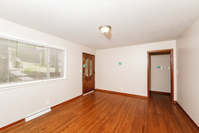 Building Photo - 1124 Little John Ln