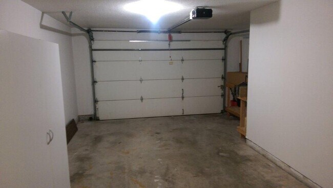 Building Photo - Unique 2 bed 2 bath 1 car with rare study ...
