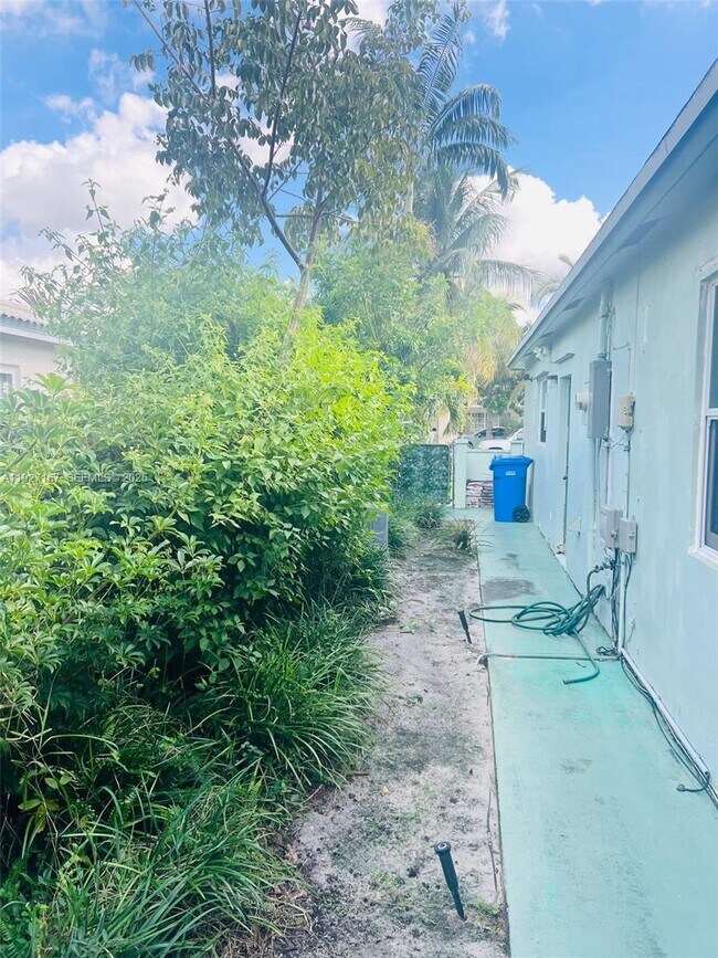 Building Photo - 850 SW 50th Terrace