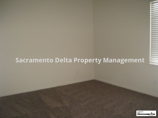 Building Photo - Spacious 3 Bed/2.5 Bath Home in a Great Lo...