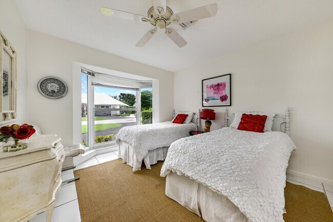 Building Photo - 450 French Royale Cir