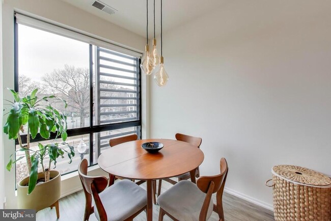 Building Photo - 1550 11th St NW