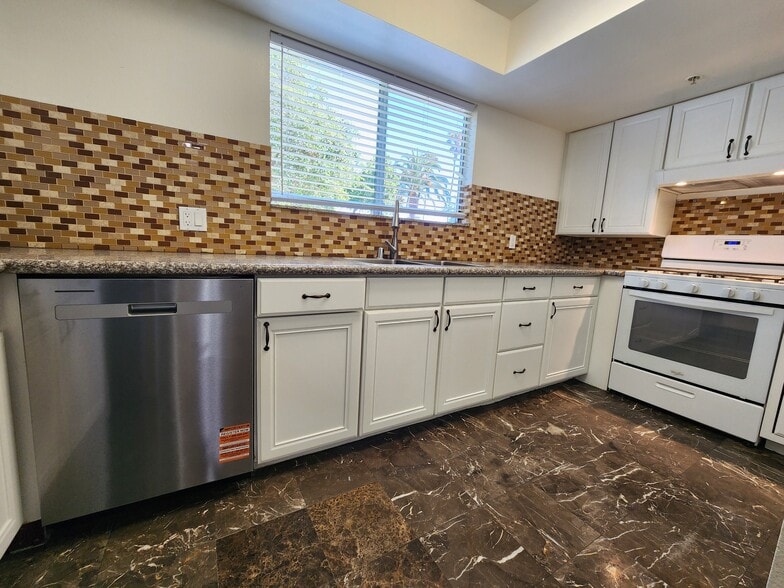 Building Photo - 420 Riverdale Dr