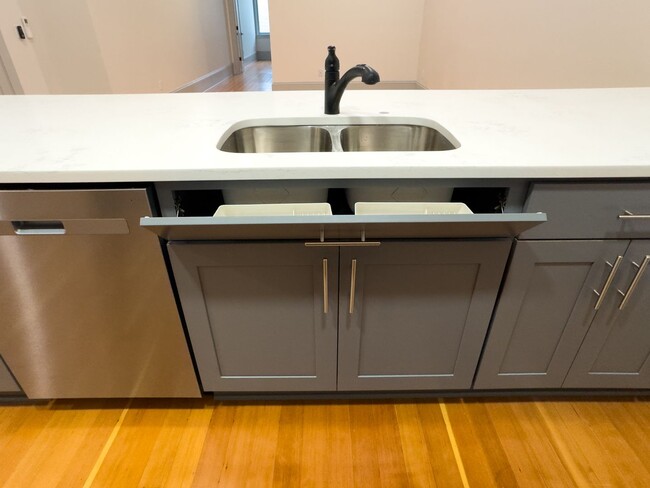 Building Photo - NEWLY RENOVATED DOWNTOWN SALEM ONE BEDROOM