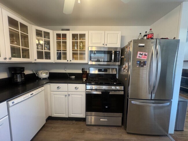 Building Photo - Charming 3 Bedroom in Knob Hill with views of Pikes Peak