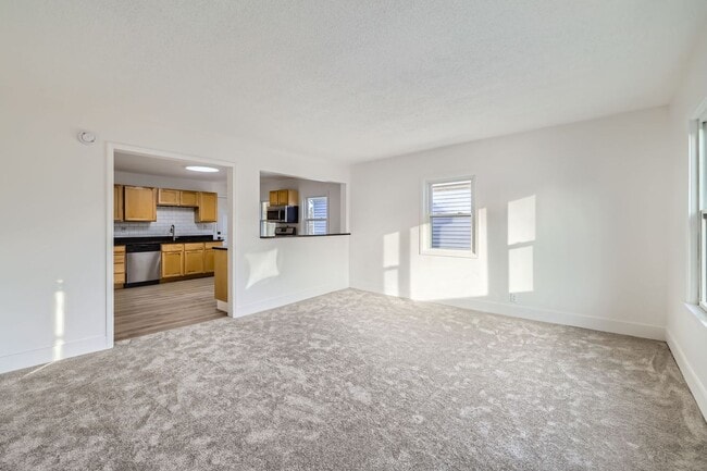 Building Photo - 2 bed/1 bath updated duplex