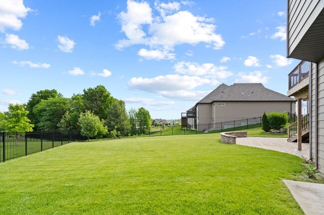 Building Photo - Large 5 Bedroom Home W/ Fenced yard