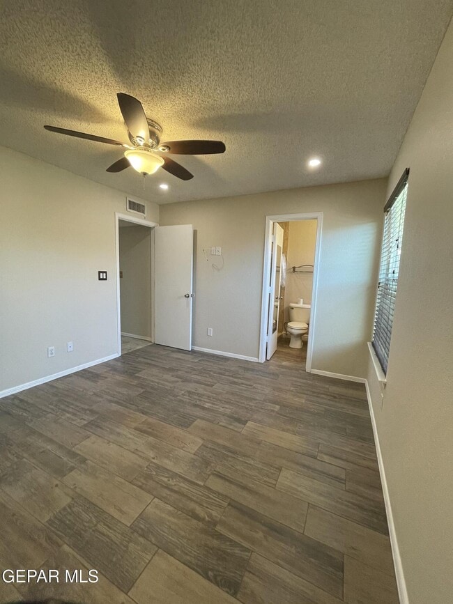 Building Photo - 5432 Thornridge Cir