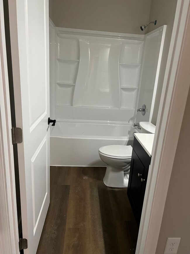Building Photo - 2 Bedroom/2 Bath Newly Renovated Apartment for Lease