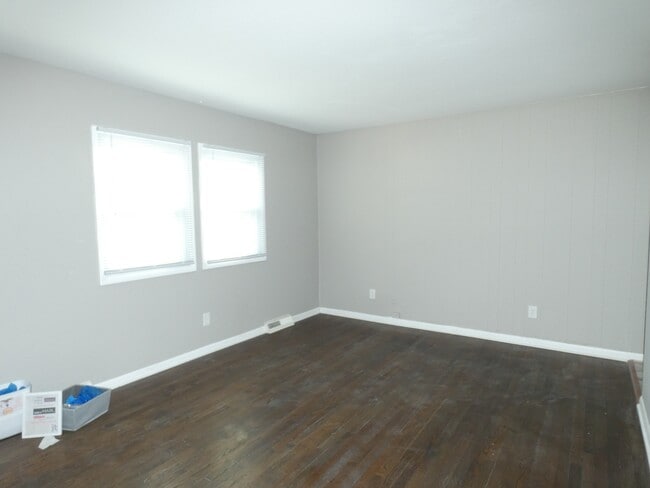 Building Photo - 4700 N Bristol Ave