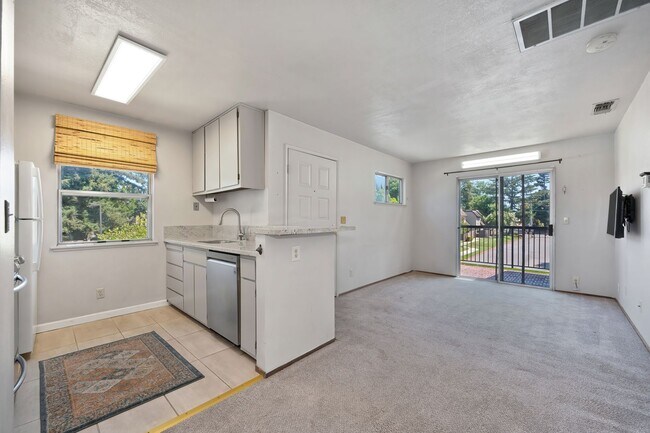 Building Photo - Prime location near downtown, airport, dining 1 bed 1 bath