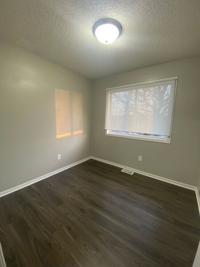 Building Photo - 1549 Pleasant View Dr