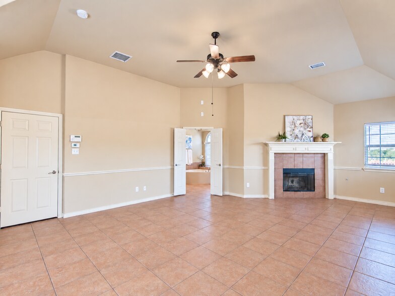 Building Photo - 1418 E Oates Rd