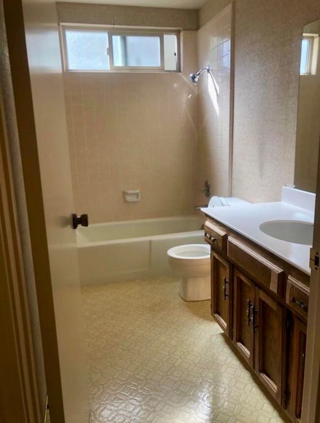 Building Photo - Montecito Estates 3 Bed/ 2 Bath Home