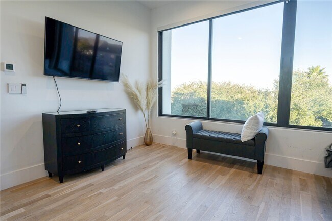 Building Photo - 709 Memorial Heights Dr