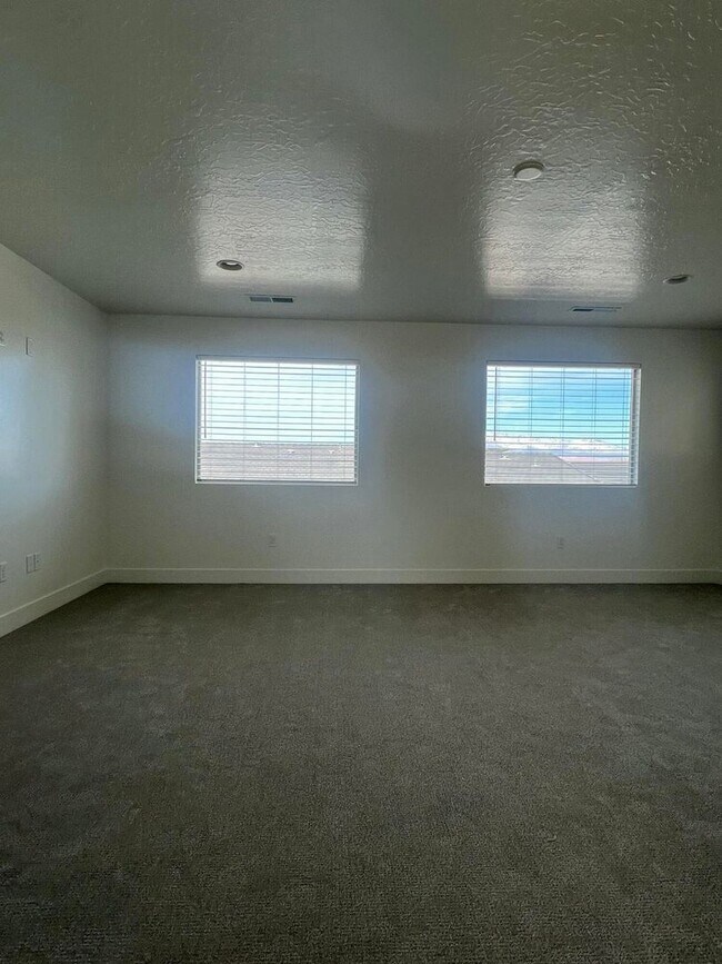 Building Photo - Best Price Per Square Foot in Town!