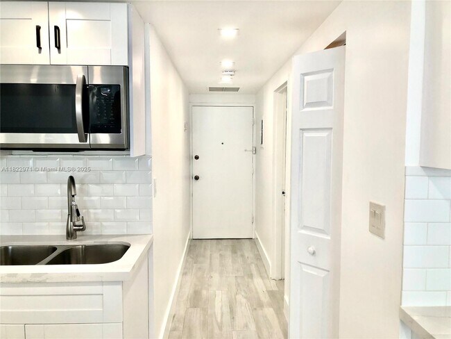 Building Photo - 905 Brickell Bay Dr