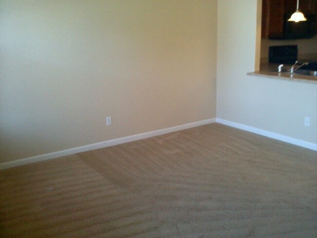 Building Photo - Townhome in the N/E Area for Rent